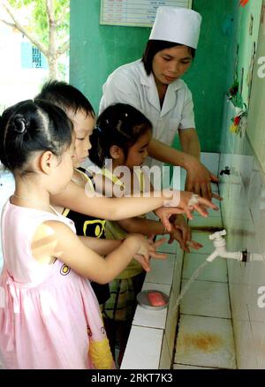 Bildnummer: 58398900  Datum: 28.08.2012  Copyright: imago/Xinhua (120828) -- HANOI, Aug. 28, 2012 (Xinhua) -- A member of Vietnam s health staff instructs children to properly wash hands to prevent seasonal diseases in Vietnam s northern province of Bac Giang, Aug. 28, 2012. Vietnamese government carried out precautionary measures in kindergartens and schools recently to prevent dengue fever, hand-foot-mouth disease, flu and diarrhea. (Xinhua/VNA) VIETNAM-BAC GIANG-DISEASE-PREVENTION PUBLICATIONxNOTxINxCHN Gesellschaft Arbeitswelten Krankenschwester Kinder Bildung Schule Schüler Hygiene x0x xs Stock Photo