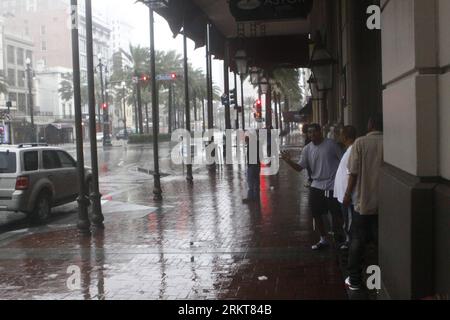 Bildnummer: 58403061 Datum: 29.08.2012 Copyright: imago/Xinhua (120829) -- NEW ORLEANS, 29. August 2012 (Xinhua) -- Schützen Sie sich vor dem Regen in einem Hotel in New Orleans, USA, 29. August 2012. Der Hurrikan Isaac schwächte sich am Mittwochnachmittag zu einem tropischen Sturm ab, wobei Sturmfluten und Überschwemmungen im Landesinneren immer noch drohen, sagte das U.S. National Hurricane Center am 7. Jahrestag der zerstörerischen Ankunft des Hurrikans Katrina. (Xinhua/Marcus dipaola) US-NEW ORLEANS-HURRIKAN ISAAC PUBLICATIONxNOTxINxCHN Gesellschaft USA Wetter Sturm Tropensturm Naturkatastrophe Premiumd xns x0x 2012 quer Stockfoto