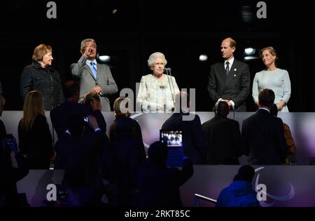 Bildnummer: 58403075  Datum: 29.08.2012  Copyright: imago/Xinhua (120830) -- LONDON, Aug. 30, 2012 (Xinhua) -- British Queen Elizabeth II (above C) declares the London 2012 Paralympic Games officially open during the opening ceremony of the London 2012 Paralympic Games in London, Britain, Aug. 29, 2012. (Xinhua/Yang Lei) (lm) BRITAIN-LONDON-PARALYMPICS-OPENING CEREMONY PUBLICATIONxNOTxINxCHN People Adel UK England Paralympics London Sommerspiele Sommer Spiele Behindertensport Behinderung Eröffnungsfeier xns x0x 2012 quer premiumd      58403075 Date 29 08 2012 Copyright Imago XINHUA  London Aug Stock Photo