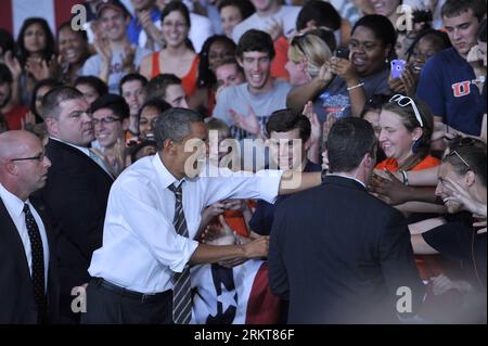 Bildnummer: 58403100 Datum: 29.08.2012 Copyright: imago/Xinhua (120829) -- CHARLOTTESVILLE, 29. August 2012 (Xinhua) -- US-Präsident Barack Obama schüttelt die Hände mit Unterstützern während einer Wahlkampfveranstaltung in Charlottesville, Virginia, USA, 29. August 2012. (Xinhua/Wang Yiou) US-OBAMA-WAHLKAMPAGNE PUBLICATIONxNOTxINxCHN People Politik USA Premiumsieg xns x1x 2012 quer 58403100 Datum 29 08 2012 Copyright Imago XINHUA Charlottesville, Virginia Aug 29 2012 XINHUA US-Präsident Barack Obama schüttelt die Hände mit Unterstützern während eines Campaign Event Hero in Charlottesville, Virginia Vir Stockfoto