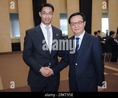 Bildnummer: 58407438  Datum: 30.08.2012  Copyright: imago/Xinhua (120830) -- BEIJING, Aug. 30, 2012 (Xinhua) -- Chinese Vice Minister of Commerce Gao Hucheng (R) shakes hands with Philipp Rosler, German Federal Minister of Economics and Technology and the Vice Chancellor of Germany at the 15th meeting of the Joint Economic Commission between China and Germany in Beijing, capital of China, Aug. 30, 2012. (Xinhua/Li Xin) (lx) CHINA-BEIJING-FIFTEENTH MEETING OF JOINT ECONOMIC COMMISSION BETWEEN CHINA AND GERMANY (CN) PUBLICATIONxNOTxINxCHN People Politik xda x0x premiumd 2012 quer      58407438 D Stock Photo