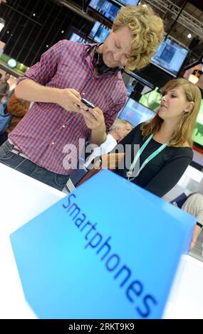 Bildnummer: 58412393  Datum: 31.08.2012  Copyright: imago/Xinhua (120831) -- BERLIN, Aug. 31, 2012 (Xinhua) -- Visitors try out a smartphone at the Hisense pavilion at the IFA consumer electronics fair in Berlin, Germany, on Aug. 31, 2012. This world s leading trade show for consumer electronics and home appliances will open its door to the public from Aug. 31 till Sept. 5 in the German capital. (Xinhua/Ma Ning) GERMANY-BERLIN-IFA CONSUMER ELECTRONICS FAIR PUBLICATIONxNOTxINxCHN Internationale Funkausstellung Wirtschaft premiumd x0x xds Messe 2012 hoch      58412393 Date 31 08 2012 Copyright I Stock Photo