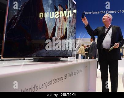 Bildnummer: 58412392  Datum: 31.08.2012  Copyright: imago/Xinhua (120831) -- BERLIN, Aug. 31, 2012 (Xinhua) -- A visitor takes photos of an LED television at the Samsung pavilion at the IFA consumer electronics fair in Berlin, Germany, on Aug. 31, 2012. This world s leading trade show for consumer electronics and home appliances will open its door to the public from Aug. 31 till Sept. 5 in the German capital. (Xinhua/Ma Ning) GERMANY-BERLIN-IFA CONSUMER ELECTRONICS FAIR PUBLICATIONxNOTxINxCHN Internationale Funkausstellung Wirtschaft premiumd x0x xds Messe 2012 quer      58412392 Date 31 08 20 Stock Photo