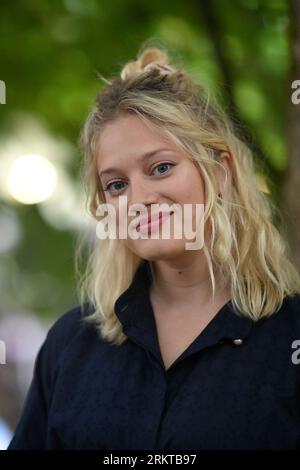 Angouleme, Frankreich. 25. August 2023. Nadia Tereszkiewicz nimmt am 25. August 2023 im Rahmen des 16. Angouleme Film Festivals in Angouleme, Frankreich, am Rosalie Photocall Teil. Foto: Franck Castel/ABACAPRESS.COM Abaca Press/Alamy Live News Stockfoto