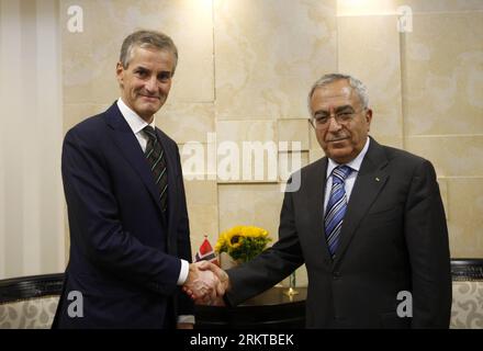 Bildnummer: 58435281 Datum: 05.09.2012 Copyright: imago/Xinhua (120905) -- RAMALLAH, 5. September 2012 (Xinhua) -- der palästinensische Premierminister Salam Fayyad (R) trifft sich am 5. September 2012 mit dem norwegischen Außenminister Jonas Gahr Stoere in der Westjordstadt Ramallah. (Xinhua/Fadi Arouri) MIDEAST-RAMALLAH-DIPLOMACY-NORWEGIAN-VISIT PUBLICATIONxNOTxINxCHN People Politik x0x xdd Premiere 2012 quer 58435281 Datum 05 09 2012 Copyright Imago XINHUA Ramallah 5. September 2012 DER PALÄSTINENSISCHE Premierminister von XINHUA Salam Fayyad r trifft sich mit dem norwegischen Außenminister Jonas Gahr Stoere in Th Stockfoto