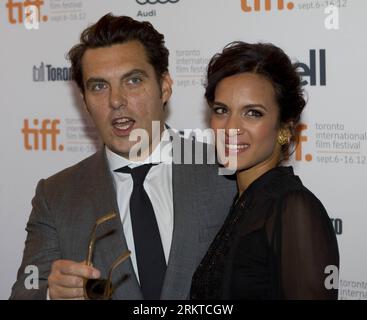 Bildnummer: 58446013 Datum: 07.09.2012 Copyright: imago/Xinhua TORONTO, 7. September 2012 - Regisseur Joe Wright (L) und seine Frau Anoushka Shankar posieren für Fotos vor der Vorführung des Films Anna Karenina im Elgin Theatre während des 37. Toronto International Film Festival in Toronto, Kanada, 7. September 2012. (Xinhua/Zou Zheng) KANADA-TORONTO-37. INTERNATIONALES FILMFESTIVAL PUBLICATIONxNOTxINxCHN Entertainment 37. Internationales Filmfestival People Film x1x xdd 2012 quadrat o0 Partnerin, Frau, Ehefrau Familie privat 58446013 Datum 07 09 2012 Copyright Imago XINHUA Toronto 7. September 2012 dir Stockfoto