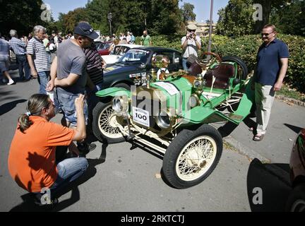 Bildnummer: 58447454  Datum: 08.09.2012  Copyright: imago/Xinhua (120908) -- BELGRADE, Sept. 8, 2012 (Xinhua) -- A Ford Speedster produced in 1912 is seen at a classic car show during the 24 Hours of Elegance 2012 luxury event in Belgrade, Serbia, Sept. 8, 2012. (Xinhua/Wang Hui) SERBIA-BELGRADE-CLASSIC CAR-SHOW PUBLICATIONxNOTxINxCHN Gesellschaft Kultur Oldtimer Ausstellung Auto Autoausstellung Objekte xas x0x 2012 quer      58447454 Date 08 09 2012 Copyright Imago XINHUA  Belgrade Sept 8 2012 XINHUA a Ford Speedster produced in 1912 IS Lakes AT a Classic Car Show during The 24 Hours of Elega Stock Photo