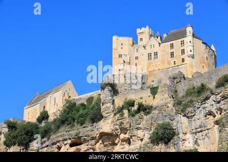 Le château fort et l’église de Beynac en Périgord noir. Le Village de Beynac EST classé parmi les plus Beaux Villages de France. Tourisme, Natur und so Stockfoto