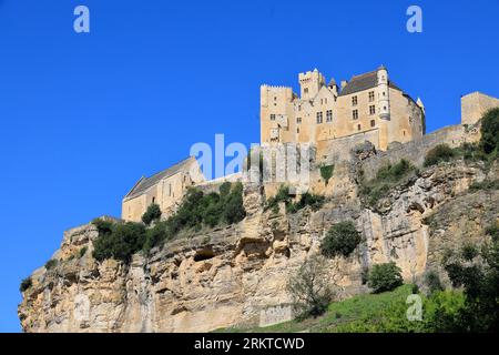 Le château fort et l’église de Beynac en Périgord noir. Le Village de Beynac EST classé parmi les plus Beaux Villages de France. Tourisme, Natur und so Stockfoto