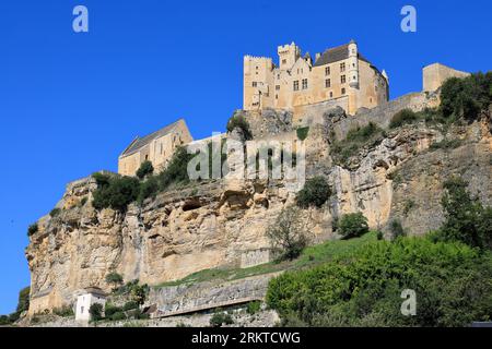 Le château fort et l’église de Beynac en Périgord noir. Le Village de Beynac EST classé parmi les plus Beaux Villages de France. Tourisme, Natur und so Stockfoto