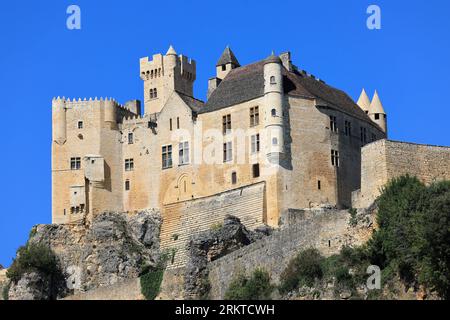 Le château fort et l’église de Beynac en Périgord noir. Le Village de Beynac EST classé parmi les plus Beaux Villages de France. Tourisme, Natur und so Stockfoto