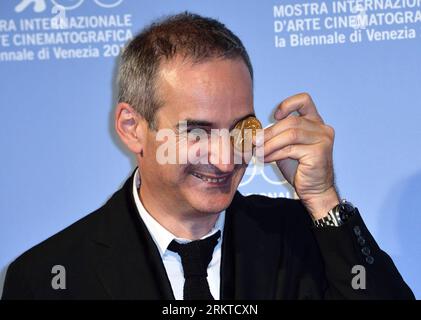 Bildnummer: 58447501  Datum: 08.09.2012  Copyright: imago/Xinhua (120908) -- VENICE, Sept. 8, 2012 (Xinhua) -- French director Olivier Assayas poses with the Best Screenplay Award for his film Apres Mai after the awarding ceremony of the 69th Venice International Film Festival in Venice, Italy, Sept. 8, 2012. (Xinhua/Wang Qingqin) ITALY-VENICE-FILM FESTIVAL-AWARDS PUBLICATIONxNOTxINxCHN people Entertainment Kultur Film 69. Internationale Filmfestspiele Venedig Preisträger Trophäe Pokal Photocall xas x0x Porträt premiumd 2012 quer      58447501 Date 08 09 2012 Copyright Imago XINHUA  Venice Sep Stock Photo