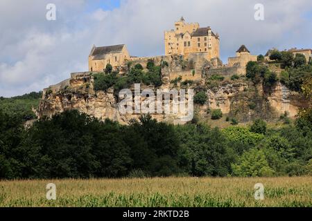 Le château fort et l’église de Beynac en Périgord noir. Le Village de Beynac EST classé parmi les plus Beaux Villages de France. Tourisme, Natur und so Stockfoto