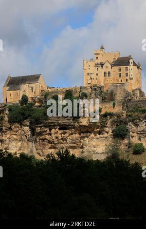 Le château fort et l’église de Beynac en Périgord noir. Le Village de Beynac EST classé parmi les plus Beaux Villages de France. Tourisme, Natur und so Stockfoto