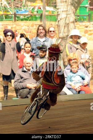 Bildnummer: 58448208 Datum: 08.09.2012 Copyright: imago/Xinhua (120909) -- PRETORIA, 9. September 2012 (Xinhua) -- Anwohner sehen sich eine Marionettenshow der chinesischen Quanzhou Puppet Troupe in Johannesburg, South Afirca, 8. September 2012 an. Die Quanzhou Puppengruppe gab hier am Samstag eine Aufführung mit Lion Dance, Little Monk, Taming the Monkey und anderen Programmen. (Xinhua/Li Qihua) (lyx) SÜDAFRIKA-CHINA-PUPPENSPIEL PUBLICATIONxNOTxINxCHN Kultur Puppen Marionetten Puppenspiel xas x0x 2012 hoch 58448208 Datum 08 09 2012 Copyright Imago XINHUA PRETORIA 9. September 2012 XINHUA Stockfoto