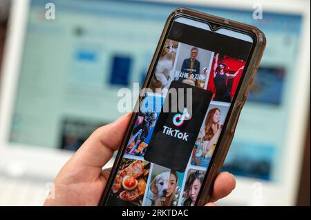 Seoul, Südkorea - August, 2023 : TikTok App. Tik Tok Anwendungssymbol auf dem Smartphone-Bildschirm. Stockfoto