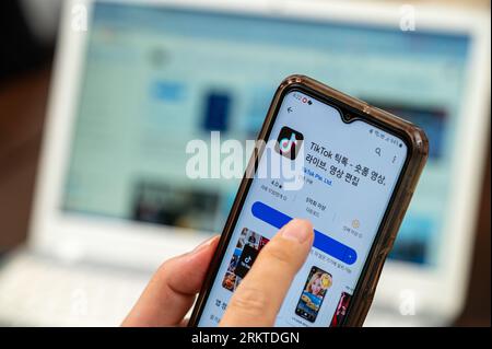 Seoul, Südkorea - August, 2023 : TikTok App. Tik Tok Anwendungssymbol auf dem Smartphone-Bildschirm. Stockfoto