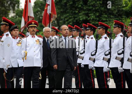 Bildnummer: 58452180 Datum: 10.09.2012 Copyright: imago/Xinhua (120910) -- SINGAPUR, 10. September 2012 (Xinhua) -- der mexikanische Präsident Felipe Calderon (C) besucht die Ehrengarde während der Begrüßungszeremonie im Istana in Singapur, 10. September 2012. Singapurs Präsident Tony Tan traf sich am Montag hier mit Mexikos Präsident Felipe Calderon. (Xinhua/dann Chih Wey) SINGAPUR-MEXIKO-POLITIK PUBLICATIONxNOTxINxCHN People Politik Premiere x0x xmb 2012 quer 58452180 Datum 10 09 2012 Copyright Imago XINHUA Singapur 10. September 2012 XINHUA besucht den mexikanischen Präsidenten Felipe Calderon Stockfoto