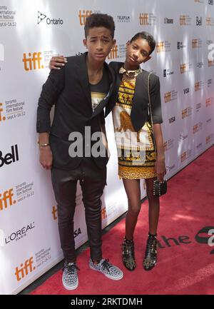 Bildnummer: 58452171  Datum: 09.09.2012  Copyright: imago/Xinhua (120910) -- TORONTO, Sept. 10, 2012 (Xinhua) -- Jaden (L) and Willow Smith pose for photos before the screening of the film Free Angela and All Political Prisoners at Roy Thomson Hall during the 37th Toronto International Film Festival in Toronto, Canada, Sept. 9, 2012. (Xinhua/Zou Zheng)(cl) CANADA-TORONTO-37TH INTERNATIONAL FILM FESTIVAL PUBLICATIONxNOTxINxCHN People Entertainment Film xmb x1x 2012 hoch o0 privat Familie Geschwister Schwester Bruder     58452171 Date 09 09 2012 Copyright Imago XINHUA  Toronto Sept 10 2012 XINHU Stock Photo