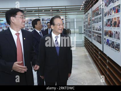 Bildnummer: 58453544  Datum: 10.09.2012  Copyright: imago/Xinhua (120910) -- BEIJING, Sept. 10, 2012 (Xinhua) -- Chinese Premier Wen Jiabao (R front) looks at photos at a school history exhibition in the newly-built campus of China Foreign Affairs University (CFAU) in Beijing, capital of China, Sept. 10, 2012. The premier also attended an inauguration ceremony for a statue of late Chinese leaders Zhou Enlai and Chen Yi on the campus on Monday. (Xinhua/Pang Xinglei) (hdt) CHINA-BEIJING-CFAU-WEN JIABAO-VISIT (CN) PUBLICATIONxNOTxINxCHN people Politik x0x xdd 2012 quer premiumd      58453544 Date Stock Photo