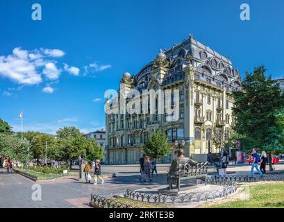 Odessa, Ukraine 09.07.2023. Historisches Gebäude des Bolshaya Moskovskaya Hotels an der Deribasovskaya Straße in Odessa, Ukraine, an einem sonnigen Sommertag Stockfoto