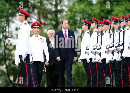 Bildnummer: 58457205 Datum: 11.09.2012 Copyright: imago/Xinhua (120911) -- SINGAPUR, 11. September 2012 (Xinhua) -- Prinz William (C) aus Großbritannien inspiziert die Ehrengarde der Streitkräfte Singapurs während der Begrüßungszeremonie im Istana in Singapur, 11. September 2012. PUBLICATIONxNOTxINxCHN Entertainment People Adel xas x1x Premiere 2012 quer o0 UK England 58457205 Datum 11 09 2012 Copyright Imago XINHUA Singapur 11. September 2012 XINHUA Britain S Prince William C inspiziert die Ehrengarde der Streitkräfte Singapurs während der Welcome Ceremony Hero IM Istana in Singapur 11. September Stockfoto