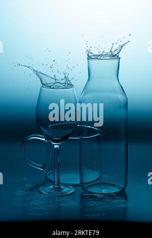 Spritzendes Wasser fällt während der Bewegung in das Glas Stockfoto
