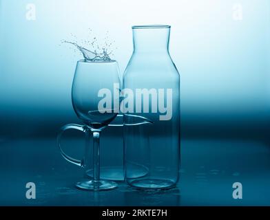 Spritzendes Wasser fällt während der Bewegung in das Glas Stockfoto