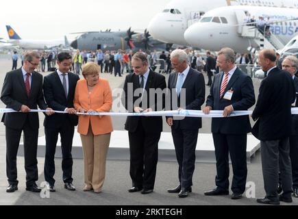 Bildnummer: 58458787  Datum: 11.09.2012  Copyright: imago/Xinhua (120911) -- BERLIN, Sept. 11, 2012 (Xinhua) -- German Chancellor Angela Merkel (3rd L) and Polish Deputy Prime Minister and Economy Minister Waldemar Pawlak (4th L) cut the ribbon during the opening of the Berlin Air Show in Berlin, Germany, Sept. 11, 2012. The Berlin Air Show kicked off here on Tuesday with the participation of 1243 exhibitors from 46 countries and regions while some 270 aircrafts will be on display during the six-day show. (Xinhua/Ma Ning) (zw) GERMANY-BERLIN-AIR SHOW PUBLICATIONxNOTxINxCHN Politik People premi Stock Photo