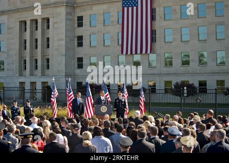 Bildnummer: 58458867 Datum: 11.09.2012 Copyright: imago/Xinhua (120911) -- WASHINGTON D.C., 11. September 2012 (Xinhua) -- auf diesem Foto, das vom US-Verteidigungsministerium (DOD) veröffentlicht wurde, US-Präsident Barack Obama (C) spricht, während Verteidigungsminister Leon Panetta und der Vorsitzende der Joint Chiefs of Staff Martin Dempsey während einer Zeremonie zum 11. Jahrestag der Terroranschläge auf das Pentagon 9/11 vor Washington D.C., der Hauptstadt der Vereinigten Staaten, am 11. September 2012 zur Seite stehen. (Xinhua/DOD Photo/Teddy Wade) U.S.-WASHINGTON-PENTAGON-OBAMA-9/11-MEMORATION PUBLICATIONxNOTxINxCH Stockfoto