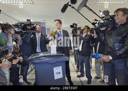 Bildnummer: 58462598 Datum: 12.09.2012 Copyright: imago/Xinhua (120912) -- HAGUE, 12. September 2012 (Xinhua) -- der ausscheidende Premierminister Mark Rutte (C) der Volkspartei für Freiheit und Demokratie (VVD) gibt am 12. September 2012 seine Stimme in einer Wahlstation in den Haag (Niederlande) ab. Die Wähler in den Niederlanden begannen am Mittwochmorgen bei den allgemeinen Wahlen, bei denen die Mitte-Rechts-liberale Partei VVD und die Mitte-Links-Arbeiterpartei PvdA darum ringen, die größte Partei des Landes zu sein, Stimmzettel abzugeben. (Xinhua/Rick Nederstigt) (dtf) NIEDERLANDE-WAHLEN PUBLICATIONxNOTxINxCHN Politi Stockfoto