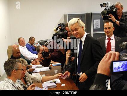 Bildnummer: 58463678 Datum: 12.09.2012 Copyright: imago/Xinhua (120912) -- HAGUE, 12. September 2012 (Xinhua) -- Geert Wilders (C), Vorsitzender der Rechtspopulistischen Partei der Freiheit PVV, macht sich bereit, seine Stimme am 12. September 2012 in einem Wahllokal in den Haag abzugeben. Die Wähler in den Niederlanden begannen am Mittwochmorgen bei den allgemeinen Wahlen, bei denen die Mitte-Rechts-liberale Partei VVD und die Mitte-Links-Arbeiterpartei PvdA darum ringen, die größte Partei des Landes zu sein, Stimmzettel abzugeben. (Xinhua/Sylvia Lederer) (dtf) NIEDERLANDE-WAHL PUBLICATIONxNOTxINxCHN People Polit Stockfoto