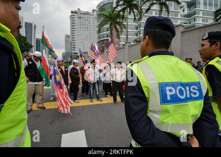 Bildnummer: 58470899  Datum: 14.09.2012  Copyright: imago/Xinhua (120914) -- KUALA LUMPUR, Sept. 14, 2012 (Xinhua) -- Demonstrators attend a rally outside the U.S. embassy in Kuala Lumpur, capital of Malaysia, on Sept. 14, 2012. Dozens of Muslims held the rally outside the U.S. embassy on Friday to protest against a film ridiculing Islam s Prophet Mohammad. (Xinhua/Chong Voon Chung) (lr) MALAYSIA-KUALA LUMPUR-U.S. EMBASSY-FILM-PROTEST PUBLICATIONxNOTxINxCHN Gesellschaft Politik Botschaft Islam Religion Glaube Demo Protest x0x xdd premiumd 2012 quer      58470899 Date 14 09 2012 Copyright Imago Stock Photo