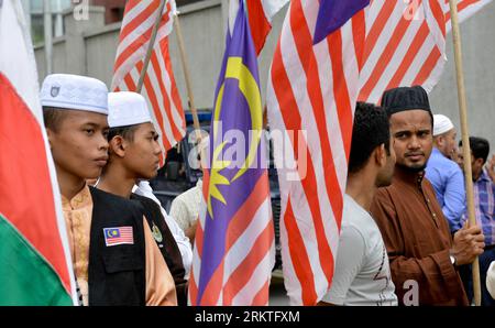 Bildnummer: 58470900  Datum: 14.09.2012  Copyright: imago/Xinhua (120914) -- KUALA LUMPUR, Sept. 14, 2012 (Xinhua) -- Demonstrators attend a rally outside the U.S. embassy in Kuala Lumpur, capital of Malaysia, on Sept. 14, 2012. Dozens of Muslims held the rally outside the U.S. embassy on Friday to protest against a film ridiculing Islam s Prophet Mohammad. (Xinhua/Chong Voon Chung) (lr) MALAYSIA-KUALA LUMPUR-U.S. EMBASSY-FILM-PROTEST PUBLICATIONxNOTxINxCHN Gesellschaft Politik Botschaft Islam Religion Glaube Demo Protest x0x xdd premiumd 2012 quer      58470900 Date 14 09 2012 Copyright Imago Stock Photo