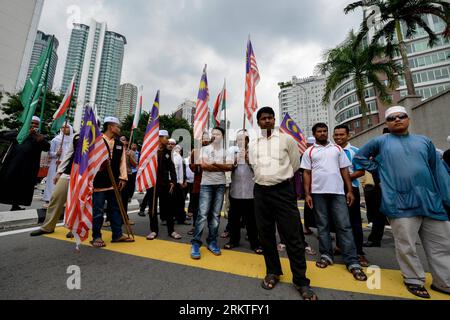 Bildnummer: 58470902  Datum: 14.09.2012  Copyright: imago/Xinhua (120914) -- KUALA LUMPUR, Sept. 14, 2012 (Xinhua) -- Demonstrators attend a rally outside the U.S. embassy in Kuala Lumpur, capital of Malaysia, on Sept. 14, 2012. Dozens of Muslims held the rally outside the U.S. embassy on Friday to protest against a film ridiculing Islam s Prophet Mohammad. (Xinhua/Chong Voon Chung) (lr) MALAYSIA-KUALA LUMPUR-U.S. EMBASSY-FILM-PROTEST PUBLICATIONxNOTxINxCHN Gesellschaft Politik Botschaft Islam Religion Glaube Demo Protest x0x xdd premiumd 2012 quer      58470902 Date 14 09 2012 Copyright Imago Stock Photo