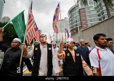 Bildnummer: 58470901 Datum: 14.09.2012 Copyright: imago/Xinhua (120914) -- KUALA LUMPUR, 14. September 2012 (Xinhua) -- Demonstranten nehmen am 14. September 2012 an einer Kundgebung außerhalb der US-Botschaft in Kuala Lumpur, der Hauptstadt Malaysias, Teil. Dutzende Muslime hielten die Kundgebung vor der US-Botschaft am Freitag ab, um gegen einen Film zu protestieren, der den Propheten Mohammad des Islam lächerlich macht. (Xinhua/Chong Voon Chung) (lr) MALAYSIA-KUALA LUMPUR-USA BOTSCHAFT-FILM-PROTEST PUBLICATIONxNOTxINxCHN Gesellschaft Politik Botschaft Islam Religion Glaube Demo Protest x0x xdd Premiere 2012 quer 58470901 Datum 14 09 2012 Copyright Imago Stockfoto