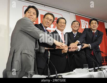 Bildnummer: 58470966  Datum: 14.09.2012  Copyright: imago/Xinhua (120914) -- TOKYO, Sept. 14, 2012 (Xinhua) -- (From L to R) Hayashi Yoshimasa, member of the House of Councillors in the Diet of Japan, Secretary general of the main opposition Liberal Democratic Party (LDP) Nobuteru Ishihara, former Foreign Minister Nobutaka Machimura, former Defense Minister Shigeru Ishiba and former Japanese Prime Minister Shinzo Abe shake hands with each other during a joint press conference at the headquaters of Liberal Democratic Party (LDP) in Tokyo, capital of Japan, on Sept. 14, 2012. The five candidates Stock Photo