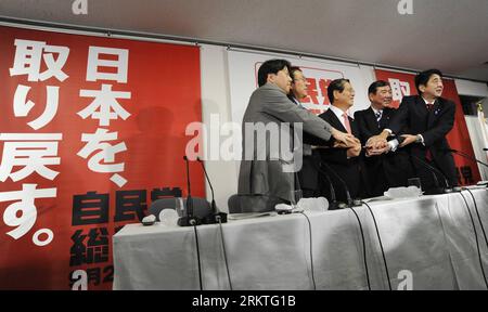 Bildnummer: 58470968  Datum: 14.09.2012  Copyright: imago/Xinhua (120914) -- TOKYO, Sept. 14, 2012 (Xinhua) -- (From L to R) Hayashi Yoshimasa, member of the House of Councillors in the Diet of Japan, Secretary general of the main opposition Liberal Democratic Party (LDP) Nobuteru Ishihara, former Foreign Minister Nobutaka Machimura, former Defense Minister Shigeru Ishiba and former Japanese Prime Minister Shinzo Abe shake hands with each other during a joint press conference at the headquaters of Liberal Democratic Party (LDP) in Tokyo, capital of Japan, on Sept. 14, 2012. The five candidates Stock Photo
