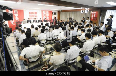 Bildnummer: 58470965 Datum: 14.09.2012 Copyright: imago/Xinhua (120914) -- TOKIO, 14. September 2012 (Xinhua) -- Hayashi Yoshimasa, Mitglied des Repräsentantenhauses im japanischen Parlament, Generalsekretär der wichtigsten Opposition der Liberaldemokratischen Partei (LDP) Nobuteru Ishihara, ehemaliger Außenminister Nobutaka Machimura, der ehemalige Verteidigungsminister Shigeru Ishiba und der ehemalige japanische Premierminister Shinzo Abe nehmen am 14. September 2012 an einer gemeinsamen Pressekonferenz im Hauptquartier der Liberal Democratic Party (LDP) in Tokio, der Hauptstadt Japans, Teil. Die fünf Kandidaten sprachen hier über die gemeinsame Pressekonferenz Stockfoto