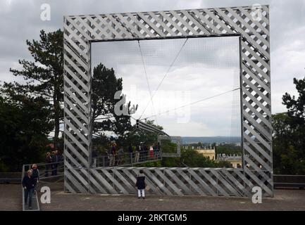 Bildnummer: 58476496  Datum: 15.09.2012  Copyright: imago/Xinhua (120915) -- KASSEL, Sept. 15, 2012 (Xinhua) -- Visitors look at the work Rahmenbau at the dOCUMENTA (13) fair for contemporary art on Sept. 15, 2012 in Kassel, central Germany. The exhibition of modern and contemporary art will end on Sept. 16, 2012. (Xinhua/Ma Ning) GERMANY-KASSEL-ART-FAIR-DOCUMENTA PUBLICATIONxNOTxINxCHN Kultur Kunst Ausstellung xbs x0x 2012 quer     58476496 Date 15 09 2012 Copyright Imago XINHUA  Kassel Sept 15 2012 XINHUA Visitors Look AT The Work Rahmenbau AT The Documenta 13 Fair for Contemporary Art ON Se Stock Photo