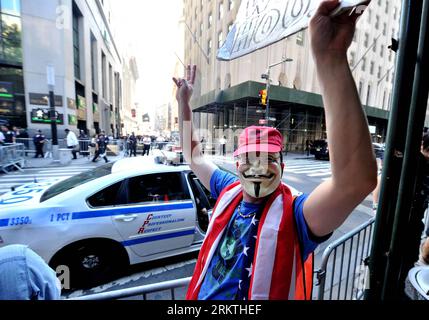 Bildnummer: 58483884  Datum: 17.09.2012  Copyright: imago/Xinhua (120917) -- NEW YORK, Sept. 17, 2012 (Xinhua) -- A member of Occupy Wall Street protests during the one-year anniversary of the movement in New York, the United States, on Sept. 17, 2012. U.S.-NEW YORK-ECONOMY-OCCUPY-ANNIVERSARY PUBLICATIONxNOTxINxCHN Politik Demo Protest Gesellschaft Wirtschaft Finanzkrise Bankenkrise Bewegung Jubiläum premiumd x0x xmb 2012 quer      58483884 Date 17 09 2012 Copyright Imago XINHUA  New York Sept 17 2012 XINHUA a member of Occupy Wall Street Protest during The One Year Anniversary of The Movement Stock Photo