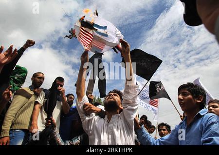 Bildnummer: 58488261 Datum: 18.09.2012 Copyright: imago/Xinhua (120918) -- SRINAGAR, 18. September 2012 (Xinhua) -- Kaschmir-muslimische Aktivisten verbrennen eine falsche US-Flagge, während sie während eines Protestes gegen einen umstrittenen US-amerikanischen Anti-Islam-Film in Srinagar, der Sommerhauptstadt des von Indien kontrollierten Kaschmirs, am 18. September 2012 Parolen singen. (Xinhua/Javed dar)(zyw) KASCHMIR-SRINAGAR-PROTESTE-Anti-ISLAM-FILM PUBLICATIONxNOTxINxCHN Politik Demo Protest Islam Mohammed Unschuld der Muslime Anti-Islam-Film Video Satire xas x0x Uraufführung 2012 quer 58488261 Datum 18 09 2012 Copyright Imago XINHUA Srinagar 18. September 20 Stockfoto