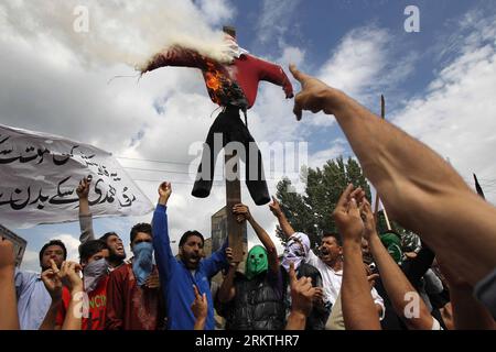 Bildnummer: 58488262  Datum: 18.09.2012  Copyright: imago/Xinhua (120918) -- SRINAGAR, Sept. 18, 2012 (Xinhua) -- Kashmiri Muslim activists burn an effigy as they chant slogans during a protest against a controversial U.S.-made anti-Islam film in Srinagar, summer capital of Indian-controlled Kashmir, Sept. 18, 2012. (Xinhua/Javed Dar)(zyw) KASHMIR-SRINAGAR-PROTESTS-ANTI-ISLAM MOVIE PUBLICATIONxNOTxINxCHN Politik Demo Protest Islam Mohammed Unschuld der Muslime Anti Islam Film Video Satire xas x0x premiumd 2012 quer     58488262 Date 18 09 2012 Copyright Imago XINHUA  Srinagar Sept 18 2012 XINH Stock Photo