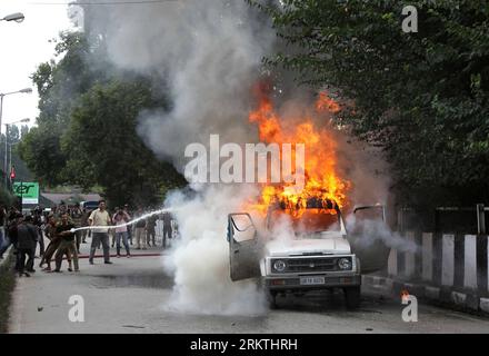 Bildnummer: 58488265  Datum: 18.09.2012  Copyright: imago/Xinhua (120918) -- SRINAGAR, Sept. 18, 2012 (Xinhua) -- Kashmiri fire-fighters spray water on a burning vehicle during a protest against a controversial U.S.-made anti-Islam film in Srinagar, summer capital of Indian-controlled Kashmir, Sept. 18, 2012. (Xinhua/Javed Dar)(zyw) KASHMIR-SRINAGAR-PROTESTS-ANTI-ISLAM MOVIE PUBLICATIONxNOTxINxCHN Politik Demo Protest Islam Mohammed Unschuld der Muslime Anti Islam Film Video Satire xas x0x premiumd 2012 quer     58488265 Date 18 09 2012 Copyright Imago XINHUA  Srinagar Sept 18 2012 XINHUA Kash Stock Photo