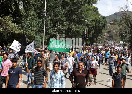 Bildnummer: 58488267  Datum: 18.09.2012  Copyright: imago/Xinhua (120918) -- SRINAGAR, Sept. 18, 2012 (Xinhua) -- Kashmiri Muslim activists march during a protest against a controversial U.S.-made anti-Islam film in Srinagar, summer capital of Indian-controlled Kashmir, Sept. 18, 2012. (Xinhua/Javed Dar)(zyw) KASHMIR-SRINAGAR-PROTESTS-ANTI-ISLAM MOVIE PUBLICATIONxNOTxINxCHN Politik Demo Protest Islam Mohammed Unschuld der Muslime Anti Islam Film Video Satire xas x0x premiumd 2012 quer     58488267 Date 18 09 2012 Copyright Imago XINHUA  Srinagar Sept 18 2012 XINHUA Kashmiri Muslim activists Ma Stock Photo