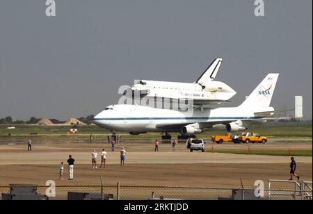 Bildnummer: 58492670  Datum: 19.09.2012  Copyright: imago/Xinhua (120920) -- HOUSTON, Sept. 20, 2012 (Xinhua) -- NASA s 747 Shuttle Carrier Aircraft carrying the space shuttle Endeavor lands at Ellington Field in Houston, the U.S., on Sept. 19, 2012. Thousands of space fans in Houston cheered space shuttle Endeavor Wednesday as the United States last retired shuttle circled overhead and landed in the city. Endeavor was built from 1987 to 1991 to replace the destroyed Challenger shuttle, which exploded 73 seconds after its takeoff on Jan. 28, 1986. The California Science Center is one of the fo Stock Photo