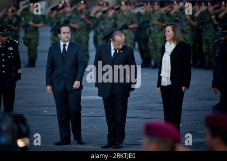 Bildnummer: 58492492  Datum: 19.09.2012  Copyright: imago/Xinhua (120919) -- MEXICO CITY, Sept. 19, 2012 (Xinhua) -- Mexican President Felipe Calderon Hinojosa (C), First Lady Margarita Zavala (R) and the Mexican Secretary of the Interior Alejandro Poire (L), participate in the ceremony of the national flag raising at half mast, in memory of the victims of the earthquake of 1985, in the Zocalo Square of Mexico City, capital of Mexico, on Sept. 19, 2012. (Xinhua/Pedro Mera) MEXICO-MEXICO CITY-EARTHQUAKE-ANNIVERSARY PUBLICATIONxNOTxINxCHN People Politik premiumd xns x1x 2012 quer o0 Partnerin, F Stock Photo