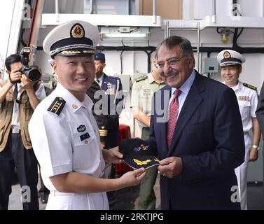 Bildnummer: 58494401  Datum: 20.09.2012  Copyright: imago/Xinhua (120920) -- QINGDAO, Sept. 20, 2012 (Xinhua) -- U.S. Secretary of Defense Leon Panetta (R, front) receives a souvenir as he visits the frigate Yantai in Qingdao, east China s Shandong Province, Sept. 20, 2012. Panetta visited the Headquarters of China s North Sea Fleet and toured Chinese naval vessels on Thursday. (Xinhua/Wang Ye)(mcg) CHINA-QINGDAO-PANETTA-NORTH SEA FLEET-VISIT (CN) PUBLICATIONxNOTxINxCHN Politik people xas x0x premiumd 2012 quer      58494401 Date 20 09 2012 Copyright Imago XINHUA  Qingdao Sept 20 2012 XINHUA U Stock Photo