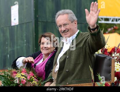 Bildnummer: 58501544  Datum: 22.09.2012  Copyright: imago/Xinhua (120922) -- MUNICH, Sept. 22, 2012 (Xinhua) -- Mayor of Munich Christian Ude (R) and wife Edith von Welser-Ude take  part in the opening Parade of the 179th Oktoberfest at the Theresienwiese in Munich, Germany, Sept. 22, 2012. Millions of beer drinkers around the world come to the Bavarian capital for the 179th Oktoberfest which started Saturday. (Xinhua/Ma Ning)(yby) GERMANY-MUNICH-BEER-OKTOBERFEST PUBLICATIONxNOTxINxCHN People Politik Oktoberfest Wiesn Eröffnung premiumd xbs x2x 2012 quer o0 Familie, privat, Frau,     58501544 Stock Photo