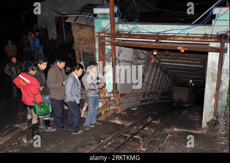 Bildnummer: 58503686  Datum: 23.09.2012  Copyright: imago/Xinhua (120923) -- SHUANGYASHAN, Sept. 23, 2012 (Xinhua) -- Relatives of trapped miners wait at the entrance of the Longshan coal mine in Youyi County of Shuangyashan City, northeast China s Heilongjiang Province, Sept. 23, 2012. Eleven were left trapped after a fire broke out at around 11 a.m. Saturday in the Longshan coal mine. Illegal production was being blamed for the accident, the government said. Rescue efforts of the miners in both mines are under way. (Xinhua/Wang Jianwei)(mcg) CHINA-HEILONGJIANG-SHUANGYASHAN-COAL MINE-FIRE (CN Stockfoto